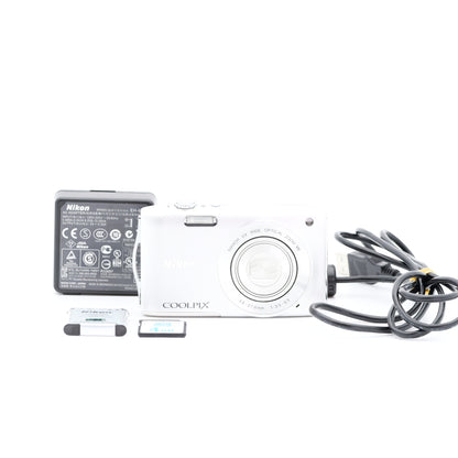Nikon COOLPIX S3300 クリスタルシルバー コンパクトデジタルカメラ ニコン