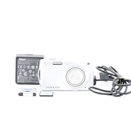 Nikon COOLPIX S3300 クリスタルシルバー コンパクトデジタルカメラ ニコン