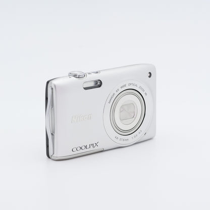 Nikon COOLPIX S3300 クリスタルシルバー コンパクトデジタルカメラ ニコン