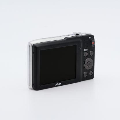 Nikon COOLPIX S3300 クリスタルシルバー コンパクトデジタルカメラ ニコン