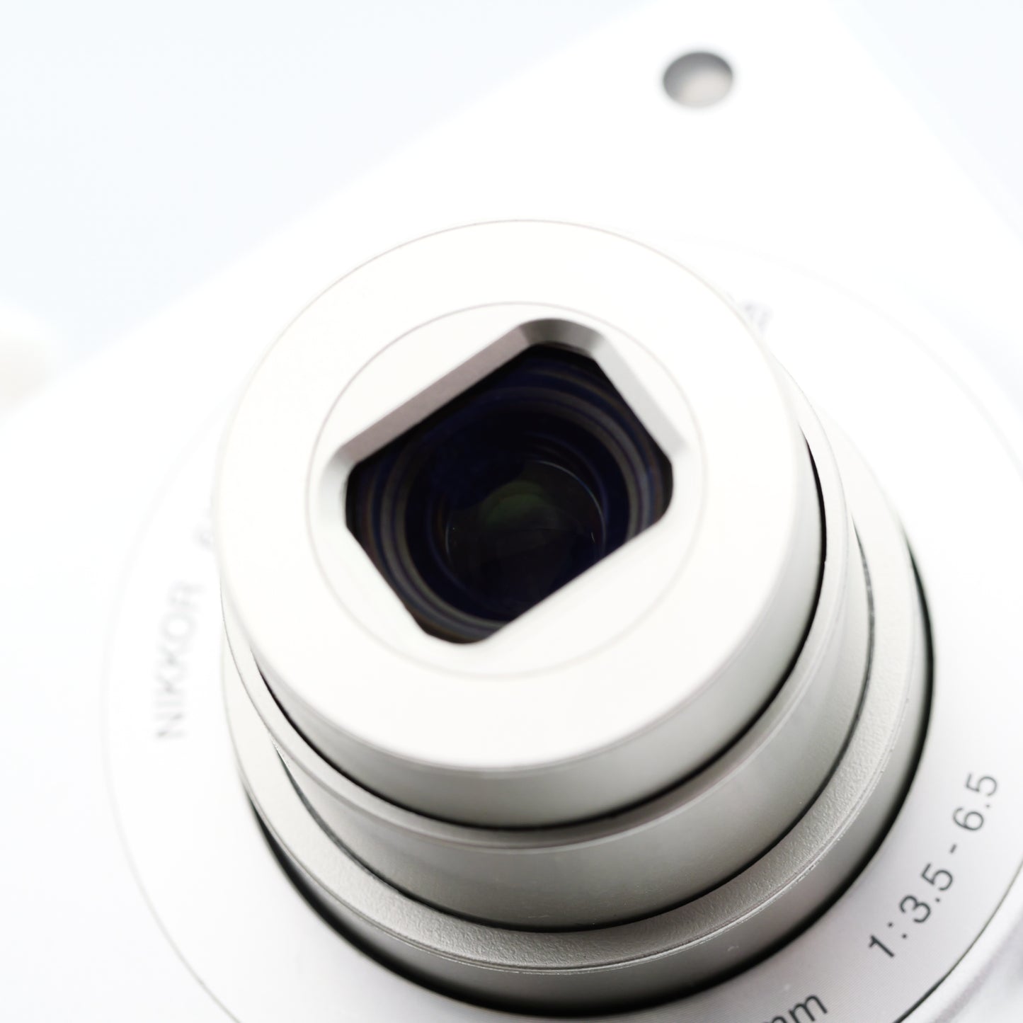 Nikon COOLPIX S3300 クリスタルシルバー コンパクトデジタルカメラ ニコン